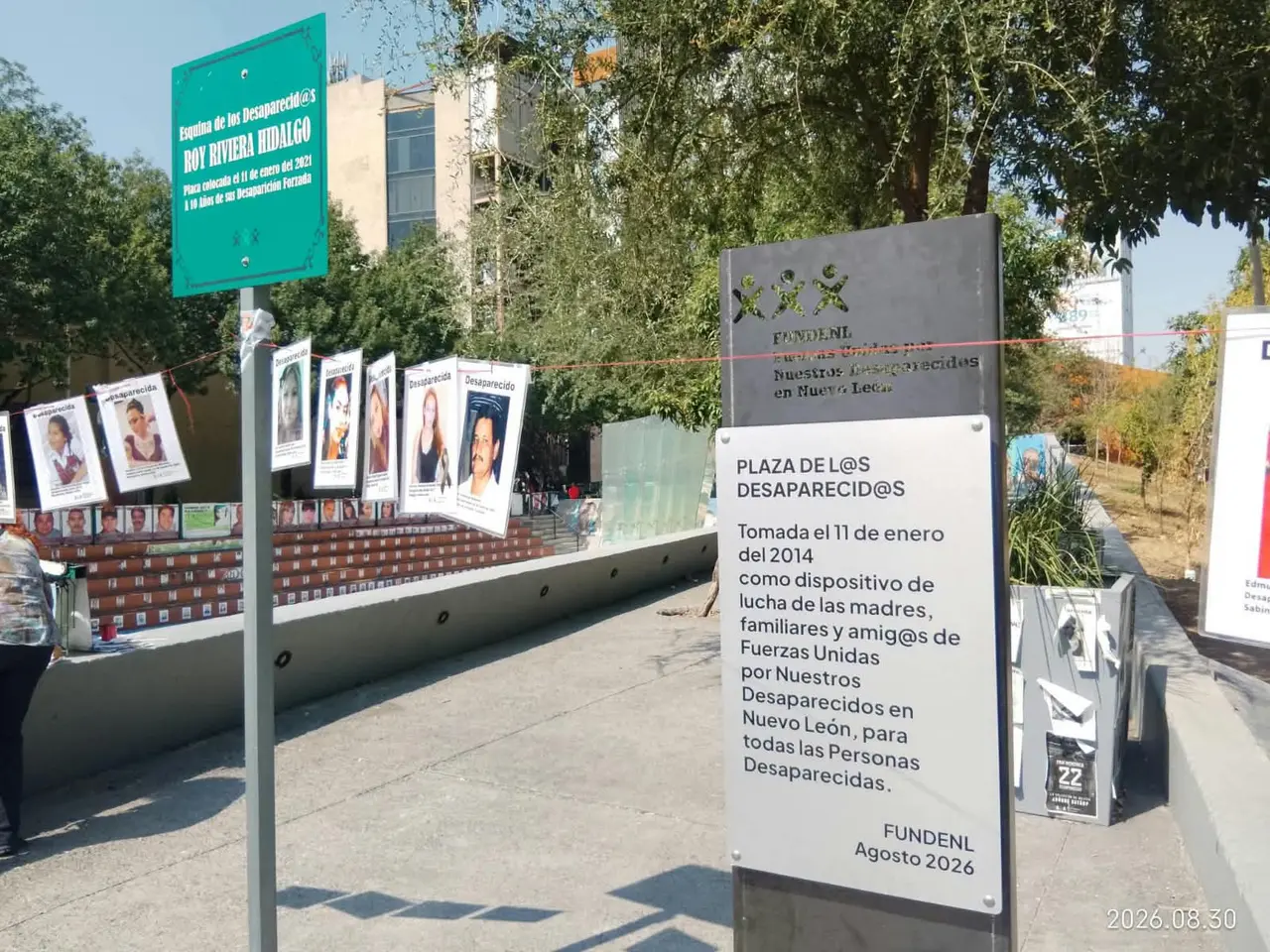 Integrantes de FUNDENL conmemoran en la Plaza de los Desaparecidos de Monterrey a las personas que permanecen ausentes.