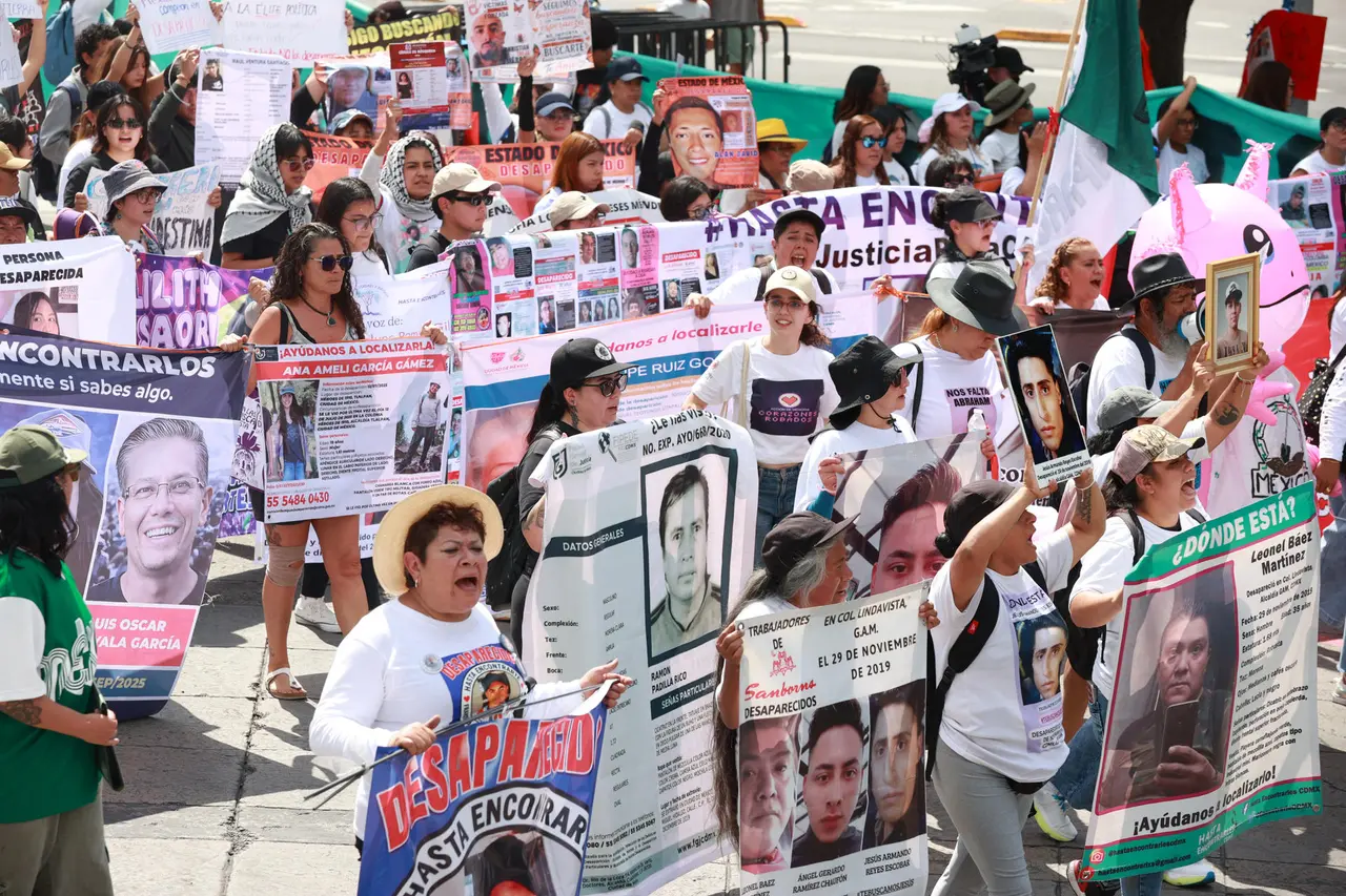 Familias y colectivos colocan fotografías de personas desaparecidas en Paseo de la Reforma 