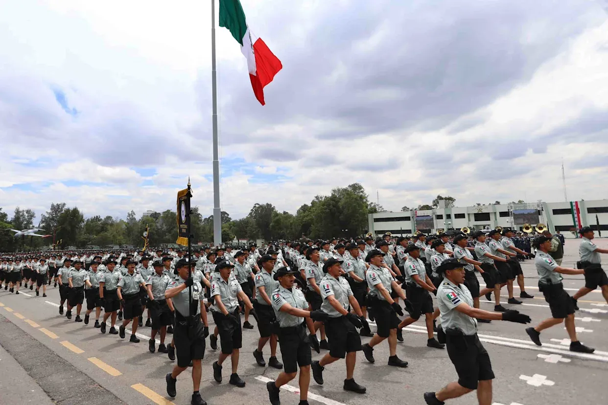 Desfile militar en Paseo de la Reforma durante las fiestas patrias en CDMX