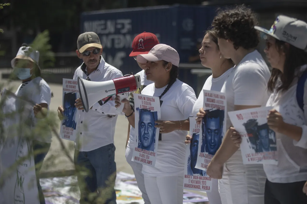 En el Día del Padre, familiares honran en la capital de México a papás desaparecidos