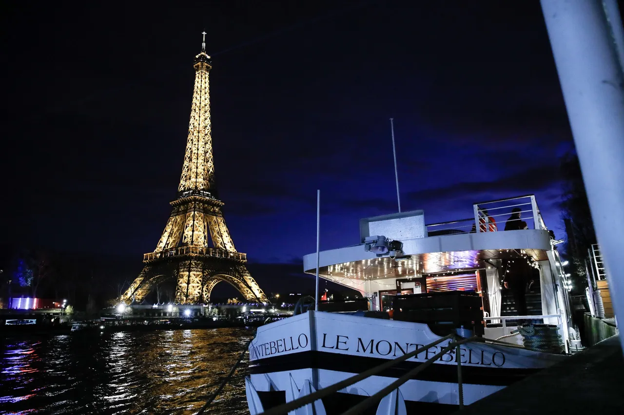 Secours Catholique non-profit association organizes Christmas dinner on Seine river boats