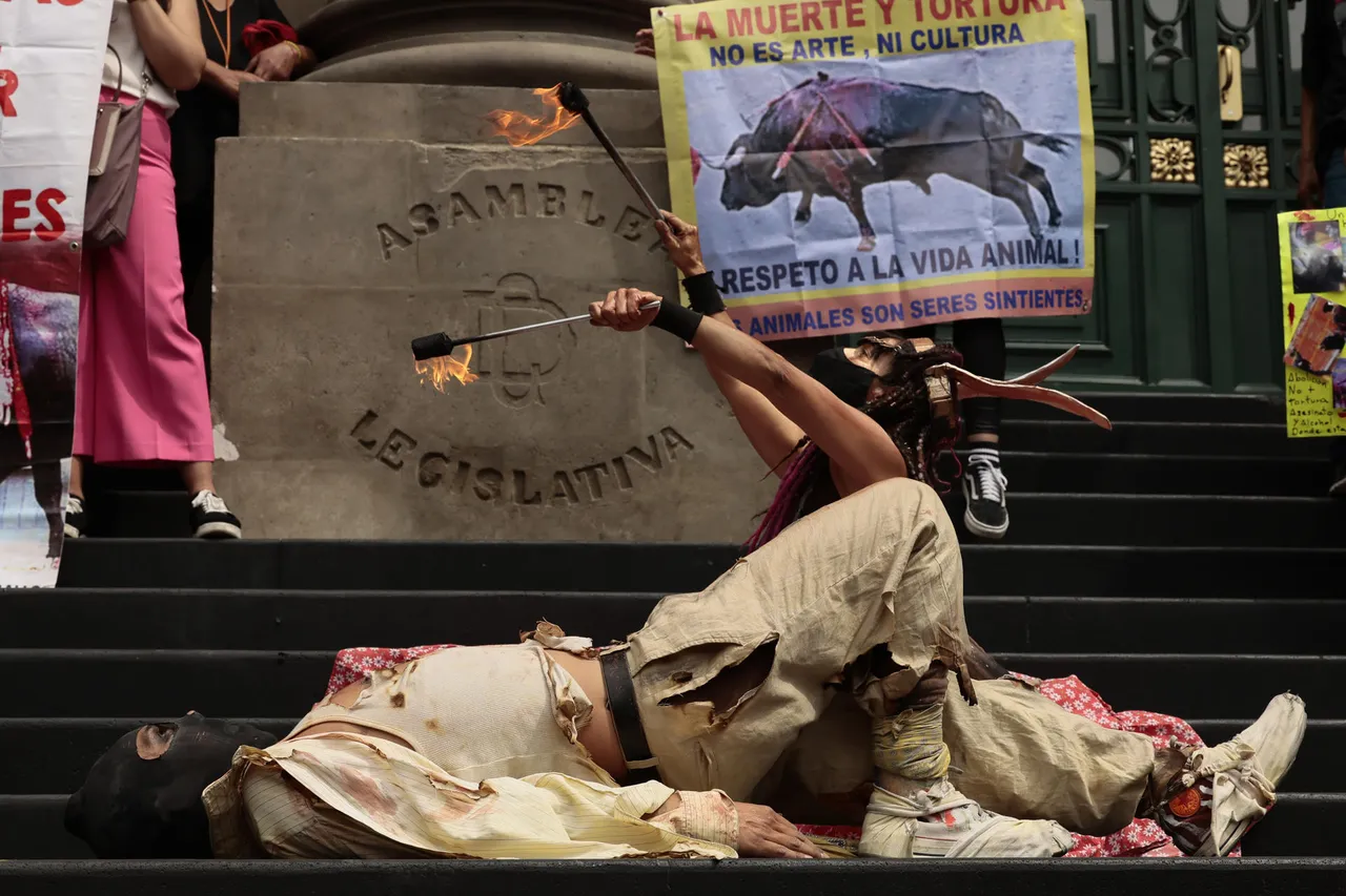 Activistas protestan para exigir que Ciudad de México prohíba las corridas de toros