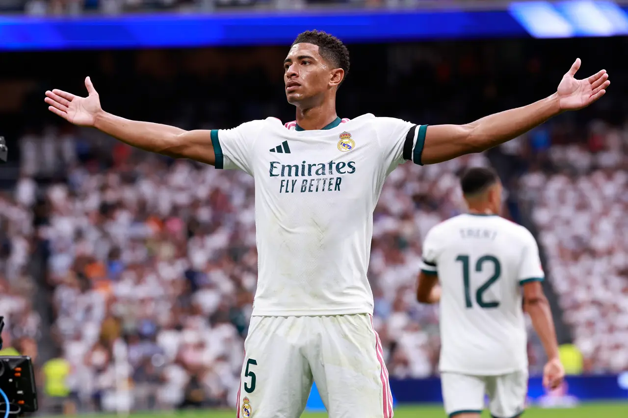  El centrocampista inglés del Real Madrid Jude Bellingham celebra el primer gol durante el partido de LaLiga entre el Real Madrid 