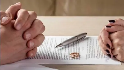 Pareja firmando documentos de divorcio