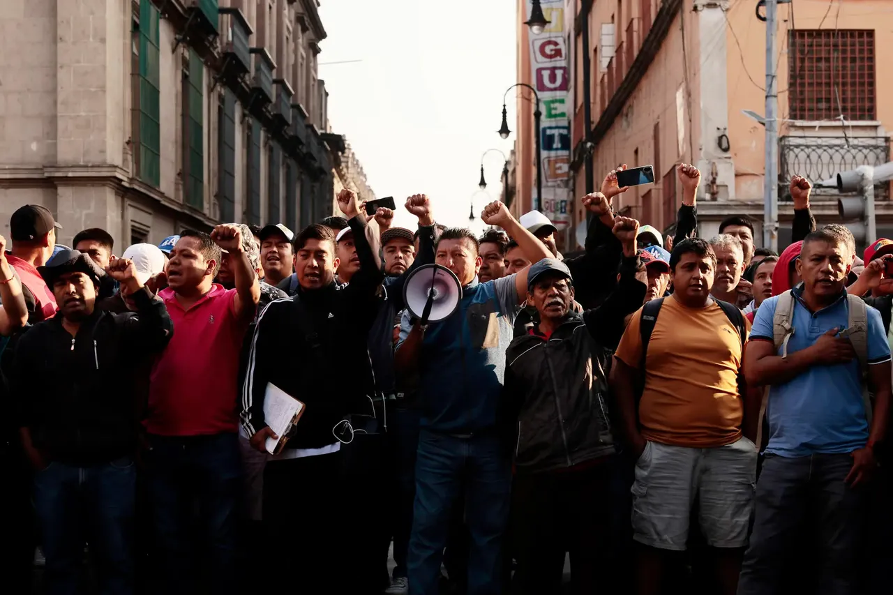 docentes-de-la-cnte-en-protesta-afuera-de-palacio-nacional