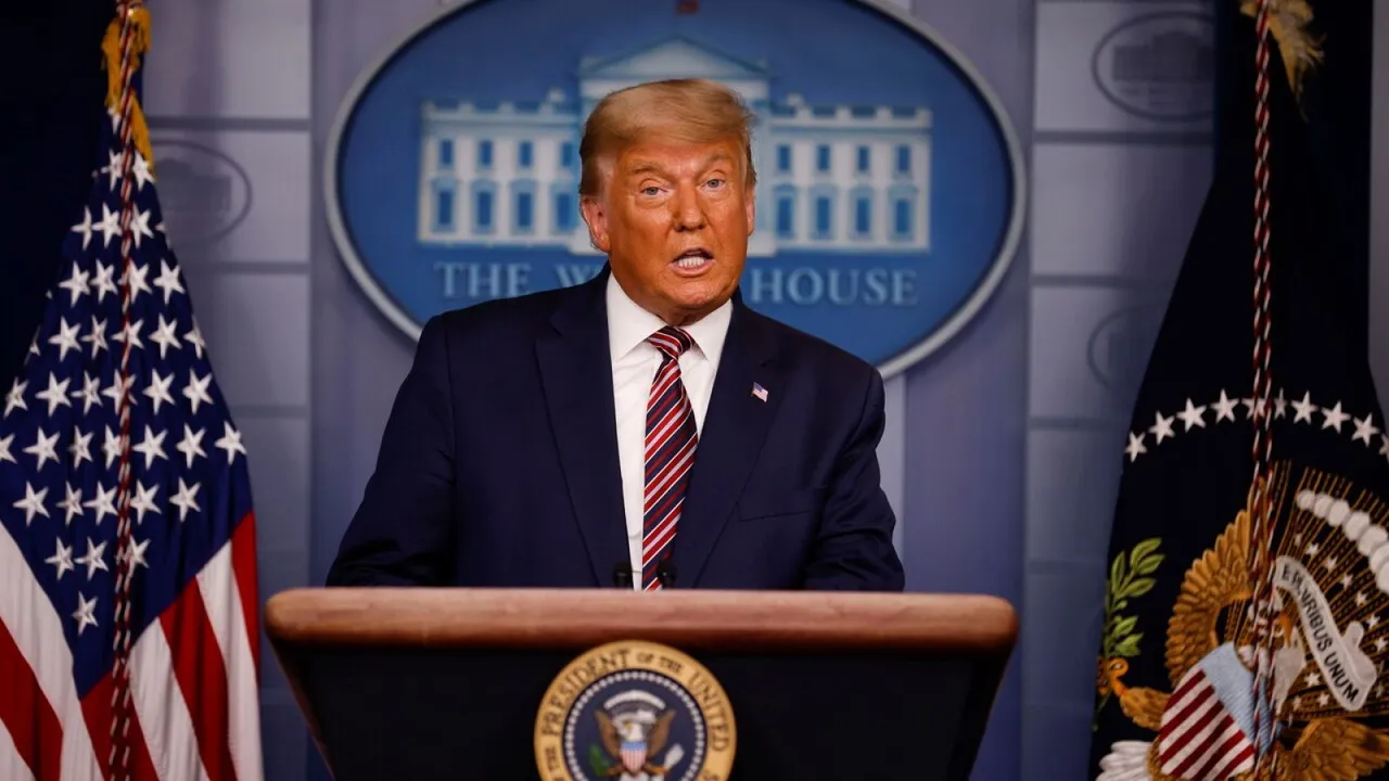 Donald Trump hablando desde el podio de la Casa Blanca tras el fallo judicial sobre los aranceles