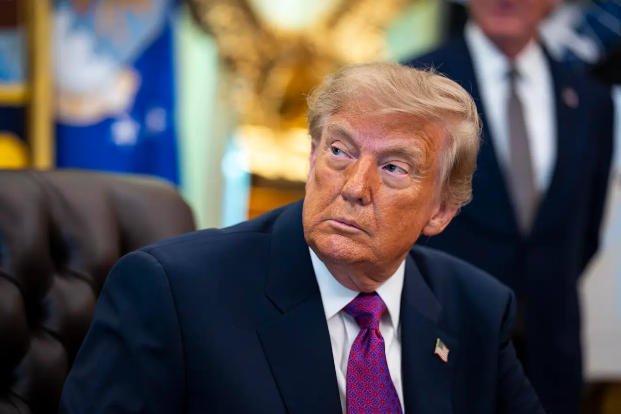Donald Trump durante un acto en el Despacho Oval donde habló sobre cambios en nombres geográficos