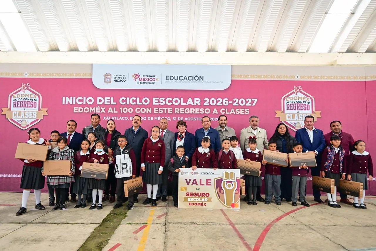 Delfina Gómez Álvarez durante el inicio del Ciclo Escolar 2026-2027 en una escuela primaria de Xalatlaco, Estado de México