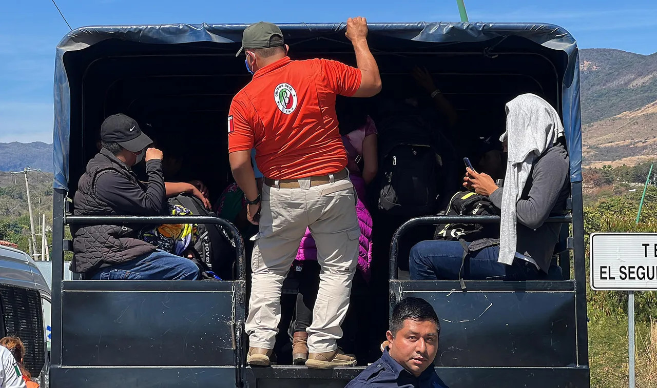 Hallan a más de 250 migrantes hacinados en un tráiler en el sur de México