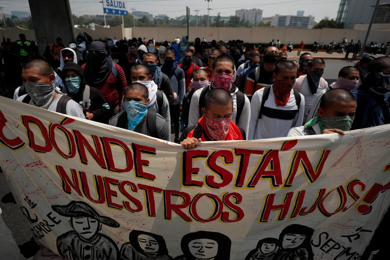 Padres de desaparecidos de Ayoztinapa en 2014 se plantan frente a sede militar en México