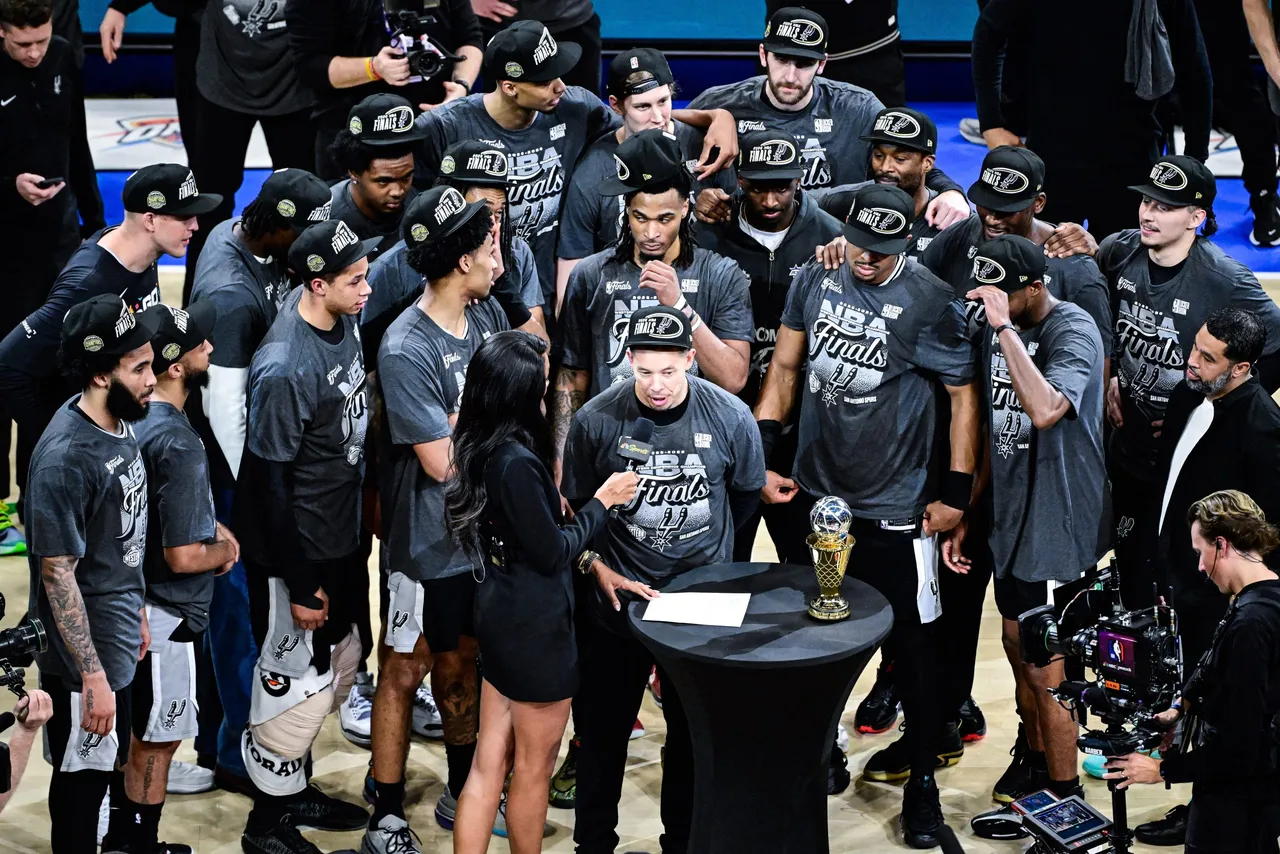 Los San Antonio Spurs triunfaron este sábado por 111-103 en el campo de los Oklahoma City Thunder en el séptimo y decisivo partido de las finales del Oeste