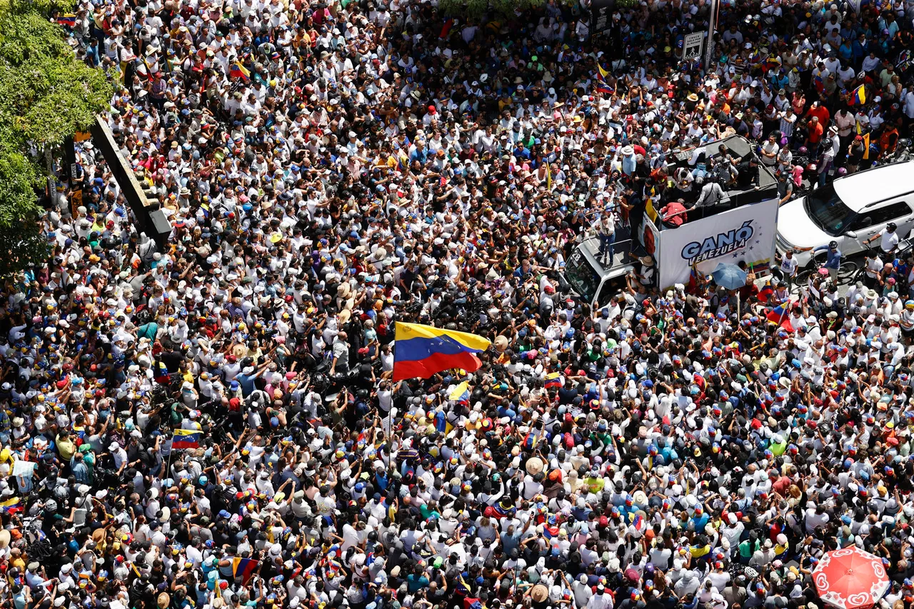 Machado reaparece en público entre el clamor de miles de personas concentradas en Caracas