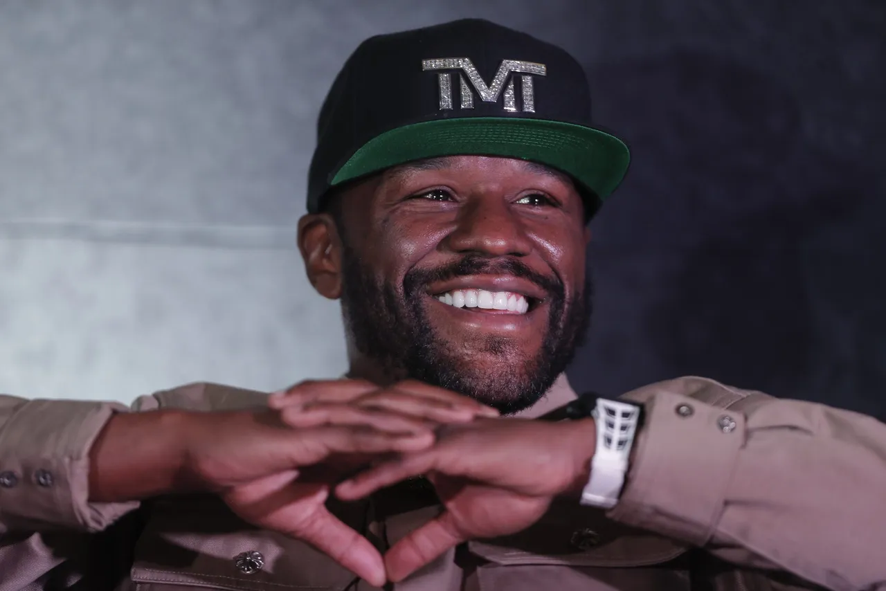 Floyd Mayweather asegura que podría vencer a Chávez y a su hijo con una mano
