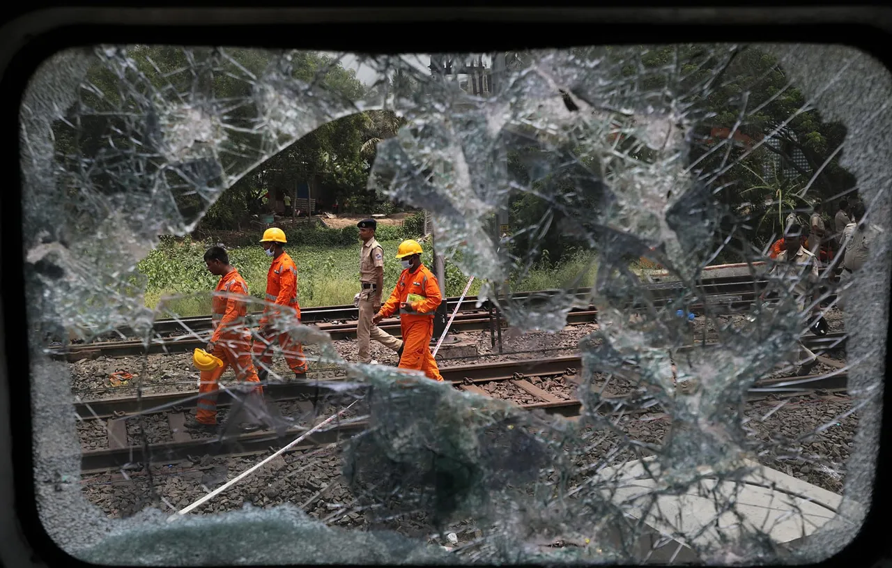 Más de 250 muertos en el peor accidente de trenes en dos décadas en la India
