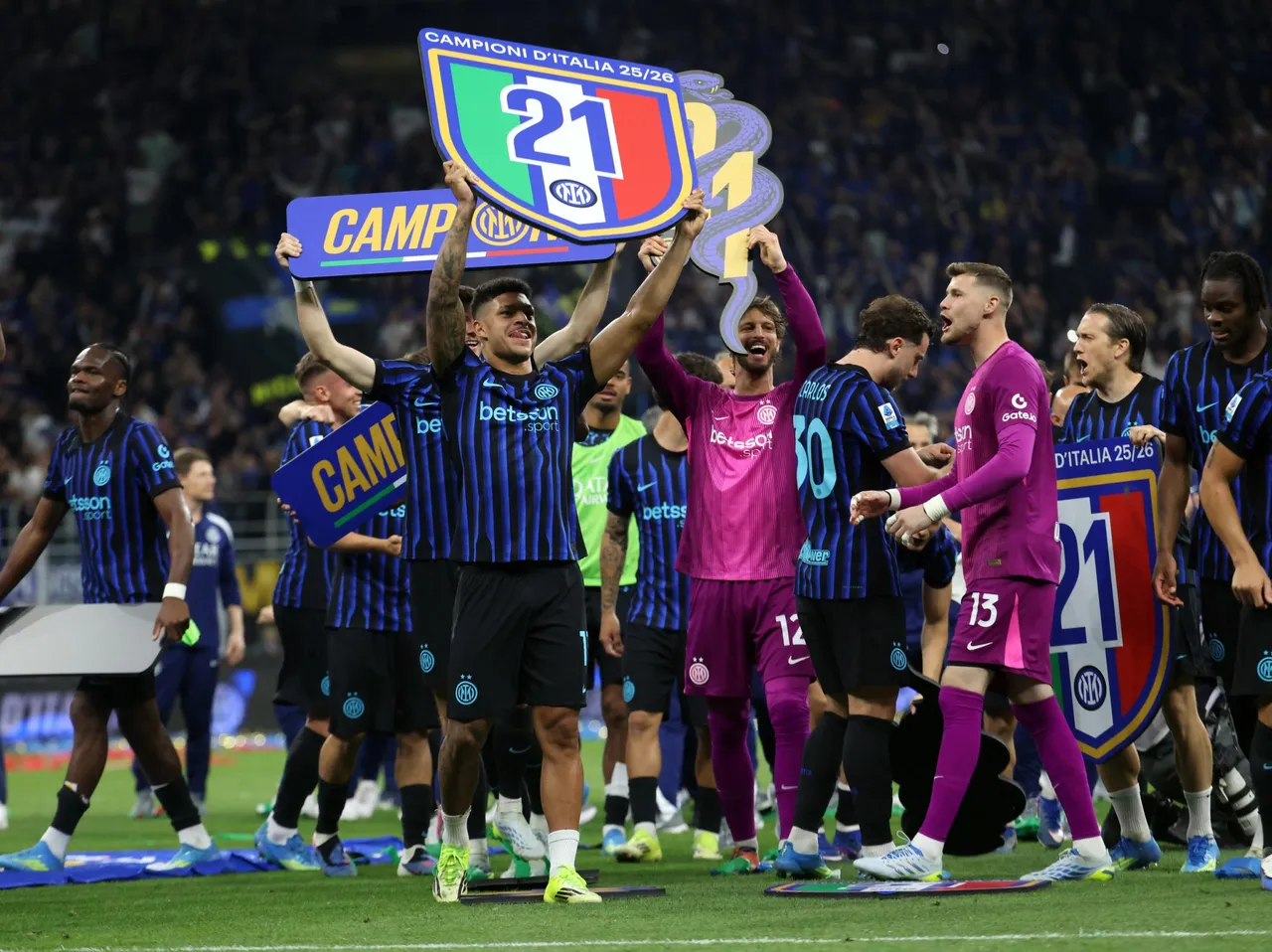 El Inter de Milán se proclamó este domingo campeón de la Serie A tras imponerse al Parma (2–0) en la trigésima quinta jornada del campeonato, asegurando el título