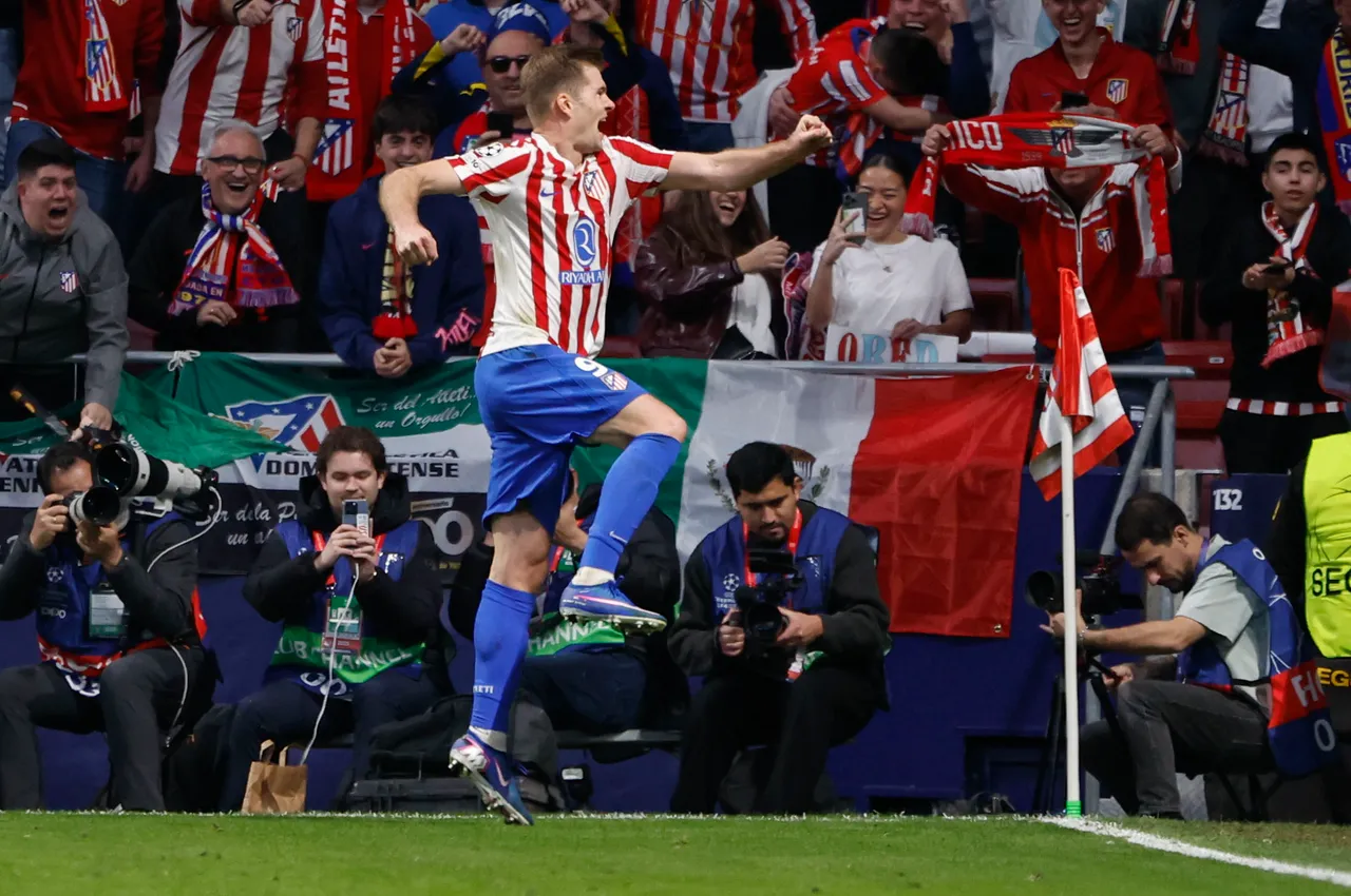 -El delantero del Atlético de Madrid Alexander Sorloth celebra tras marcar el cuarto gol ante el Brujas