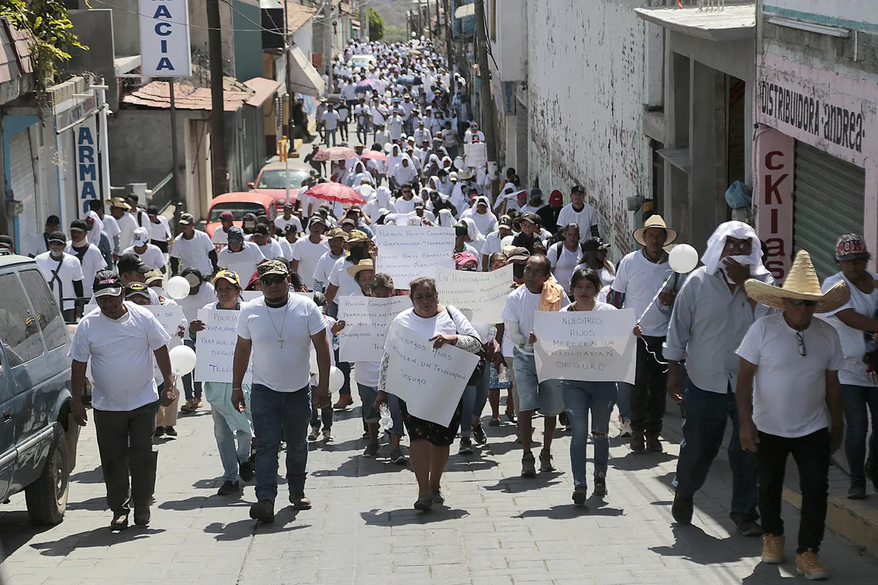 Policías comunitarios marchan por la paz en sur de México