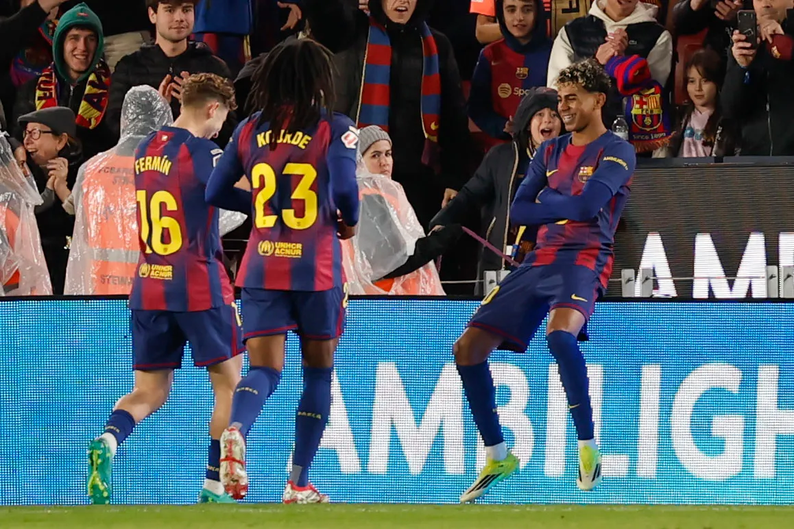 El delantero del FC Barcelona Lamine Yamal (d) celebra su gol ante el Real Oviedo, tercero