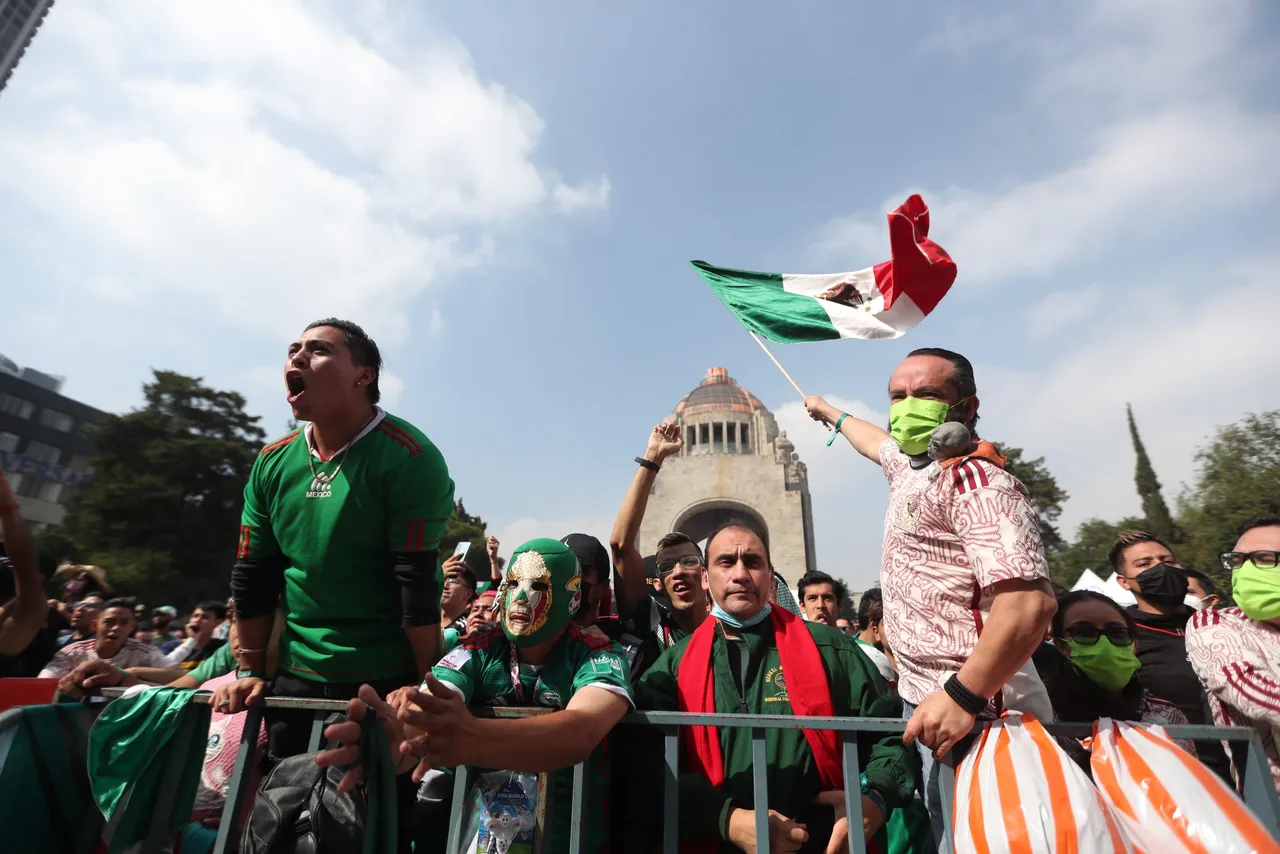 Aficionados mexicanos apoyan a la Selección Nacional en su primer juego del Mundial Qatar 2022