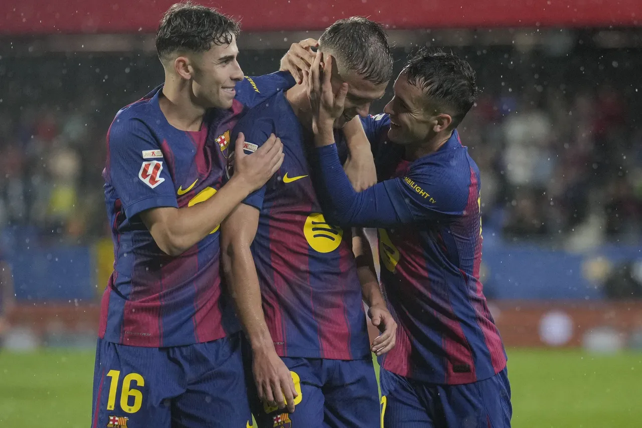 El delantero del Barcelona Dani Olmo (c) celebra tras anotar el tercer gol del