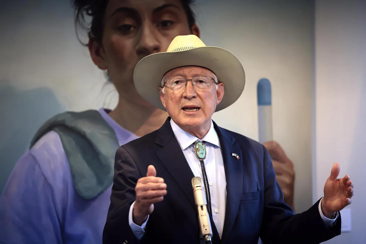 Ken Salazar responde a Sheinbaum y niega que EU participara en la operación contra "El Mayo"