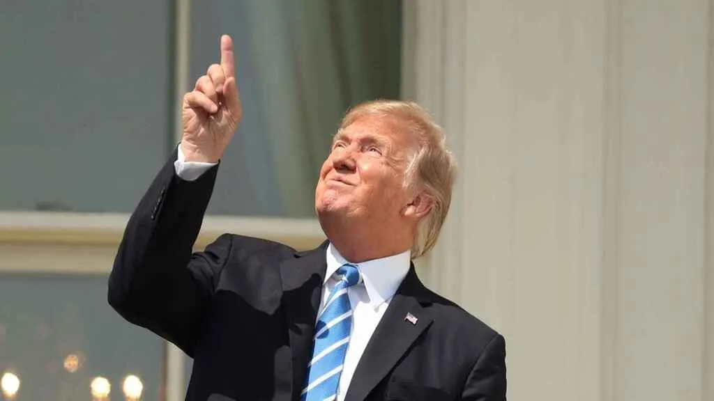 trump mira arriba
