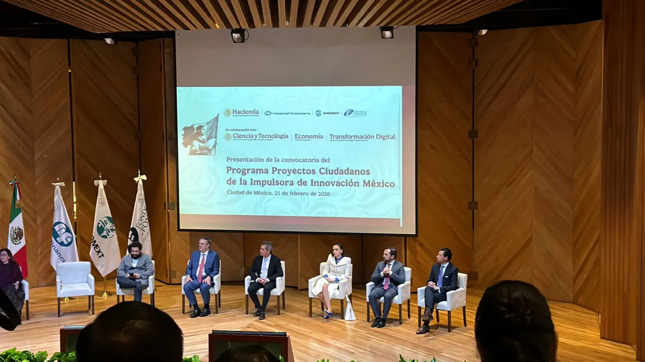 Marcelo Ebrard y Edgar Amador presentando el fondo de innovación para empresas mexicanas