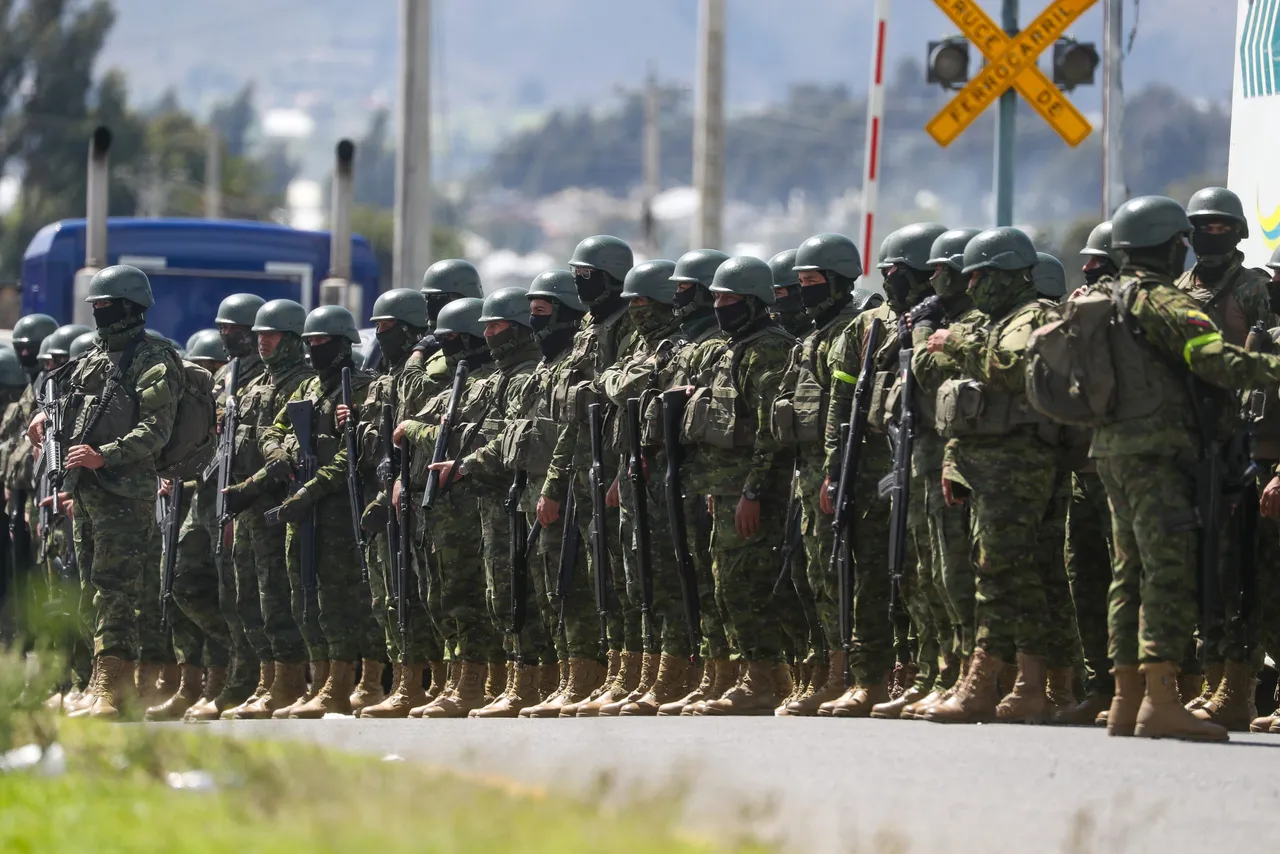 Militares de Ecuador ingresan a cárcel de Cotopaxi