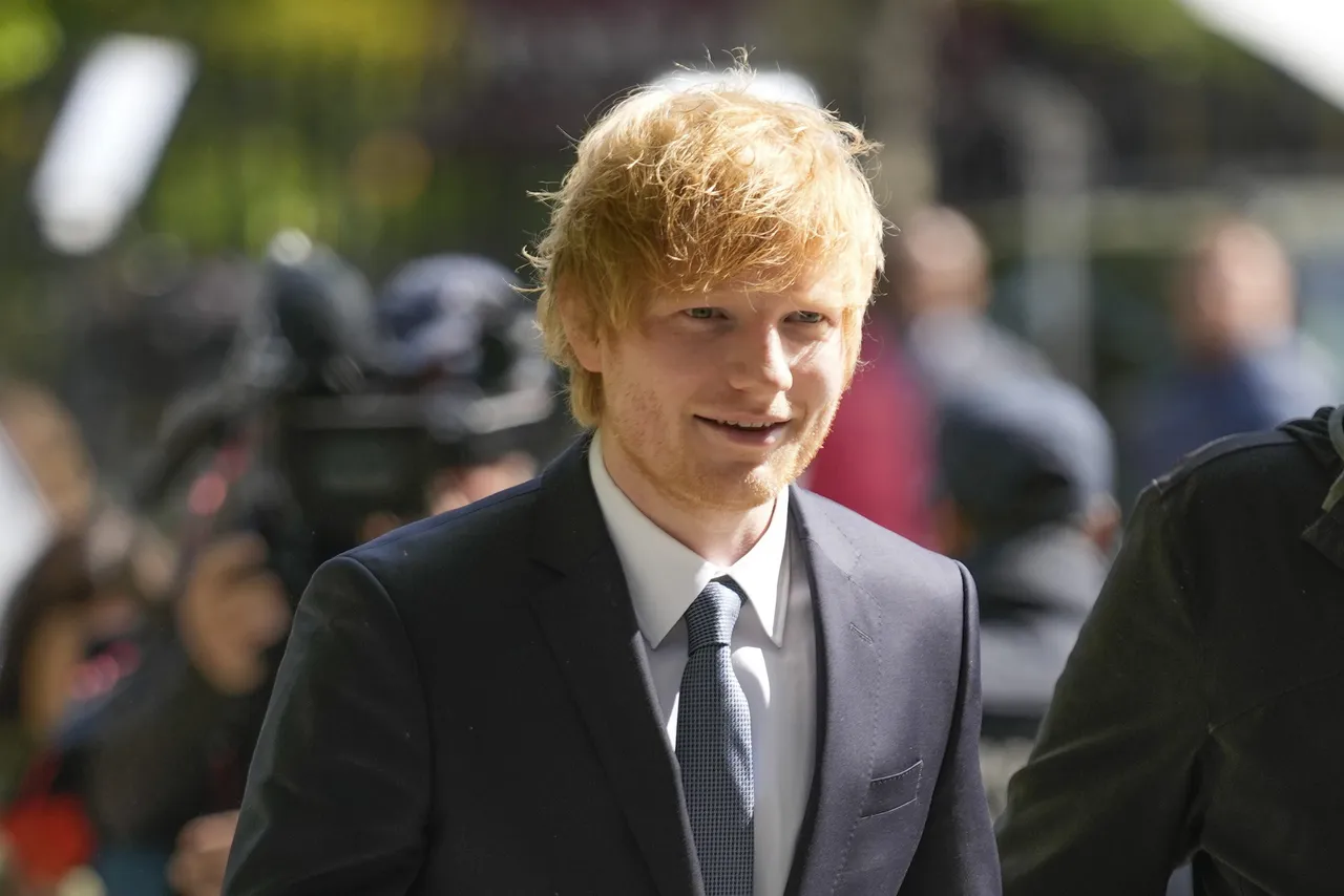 Ed Sheeran en concierto presentando su nuevo disco Play.