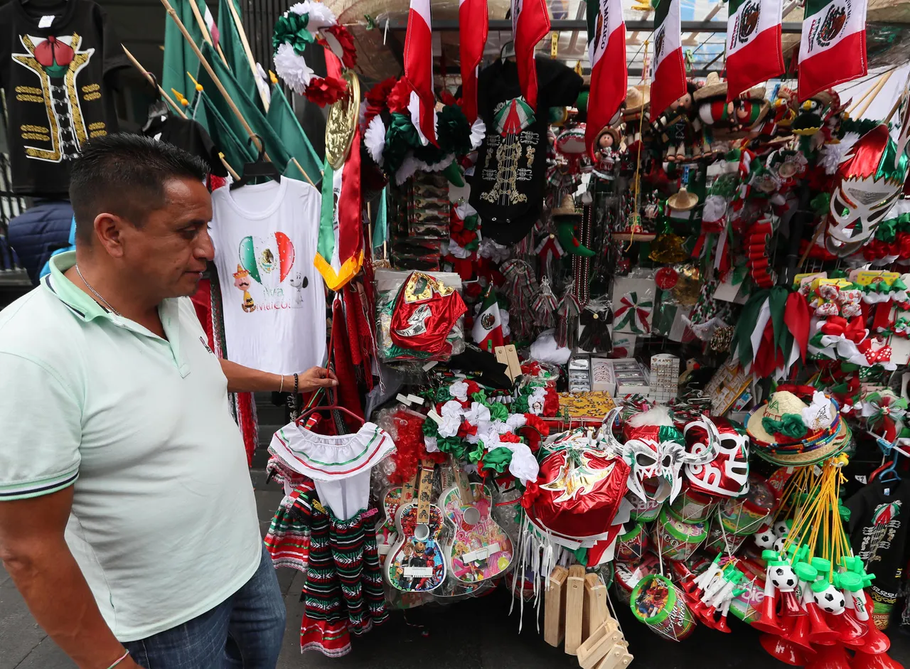 Mexicanos se preparan para el Día de la Independencia, último gran acto de López Obrador