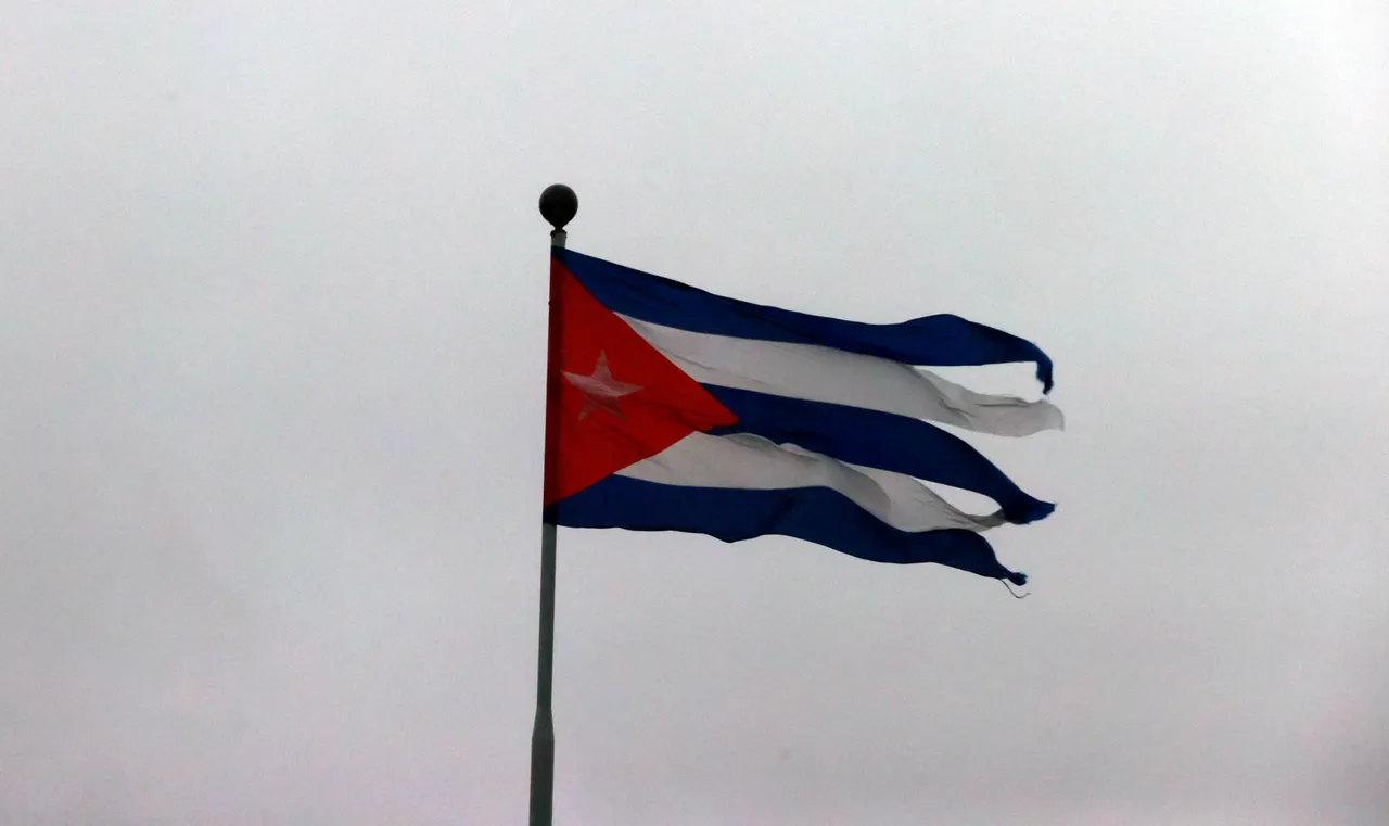 El huracán Rafael, de categoría 3, toca tierra en el suroeste de Cuba