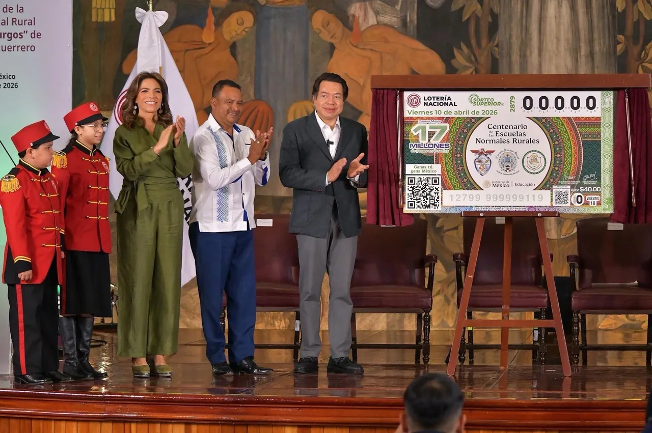 Mario Delgado Carrillo y Lotería Nacional develaron el billete del Sorteo Superior 2879 por el centenario de las Normales Rurales