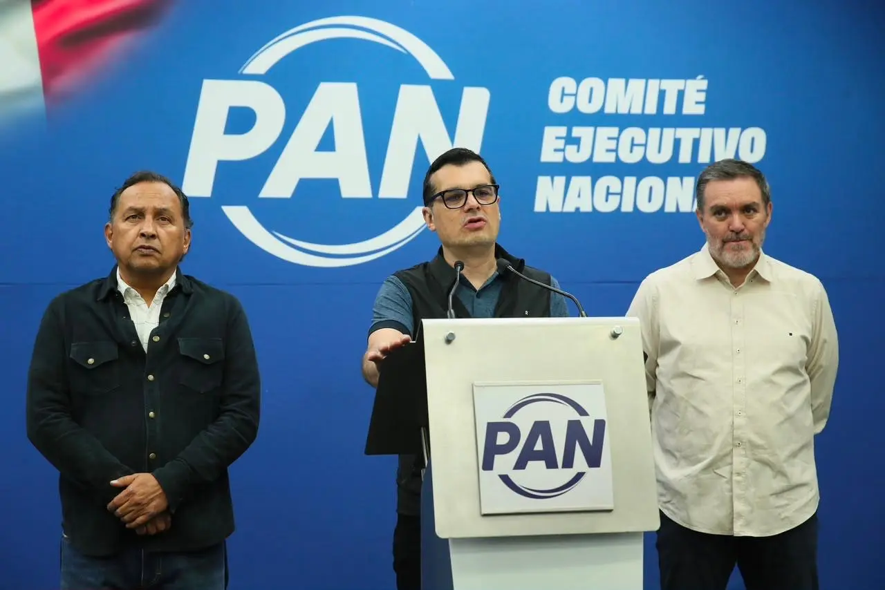 Dirigentes del PAN durante una conferencia de prensa sobre acusaciones de presunto huachicol fiscal.