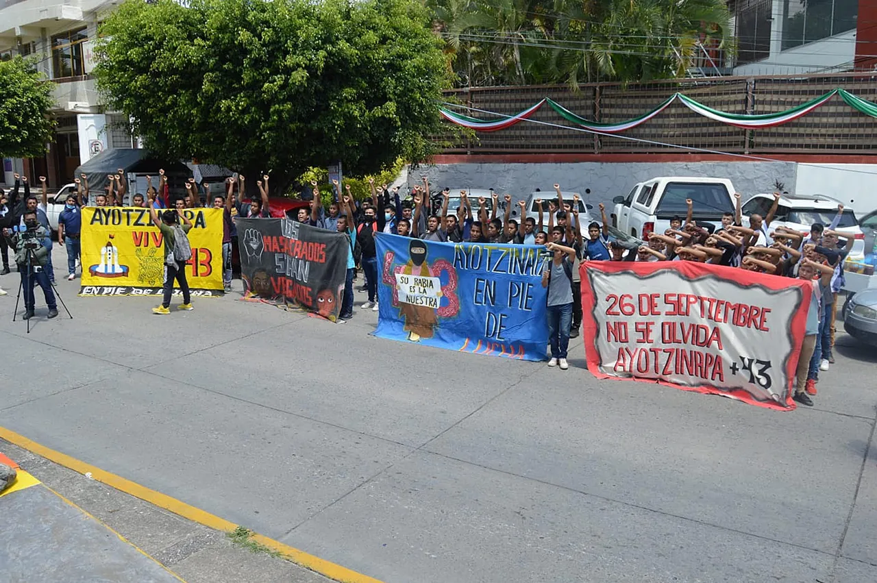 Manifestación en vísperas del noveno aniversario de la desaparición de los 43 estudiantes de Ayotzinapa