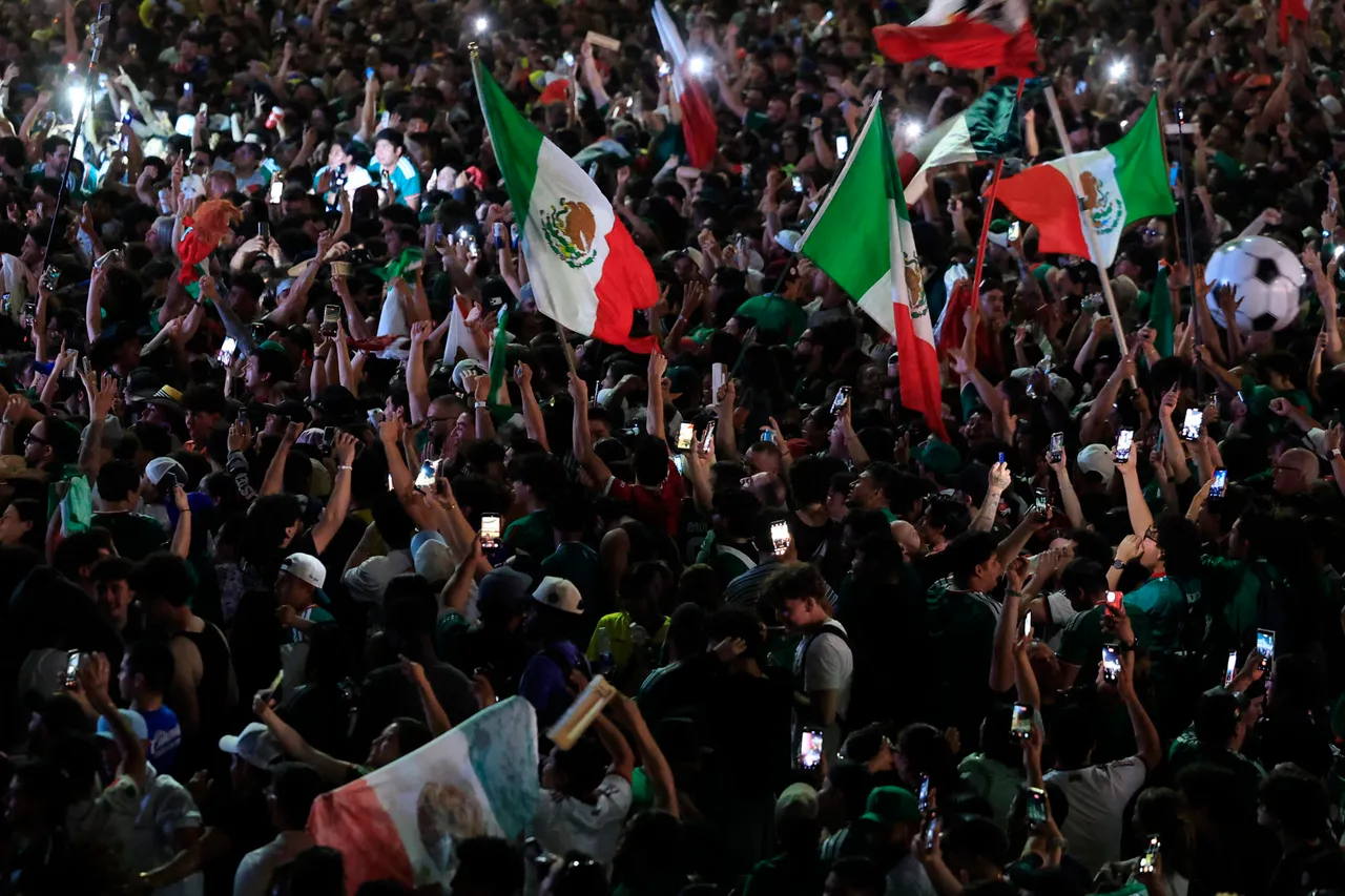 Aficionados mexicanos apoyan a su selección desde Toronto