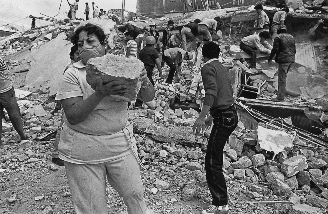 Edificios colapsados en el centro de la Ciudad de México tras el sismo de 1985.