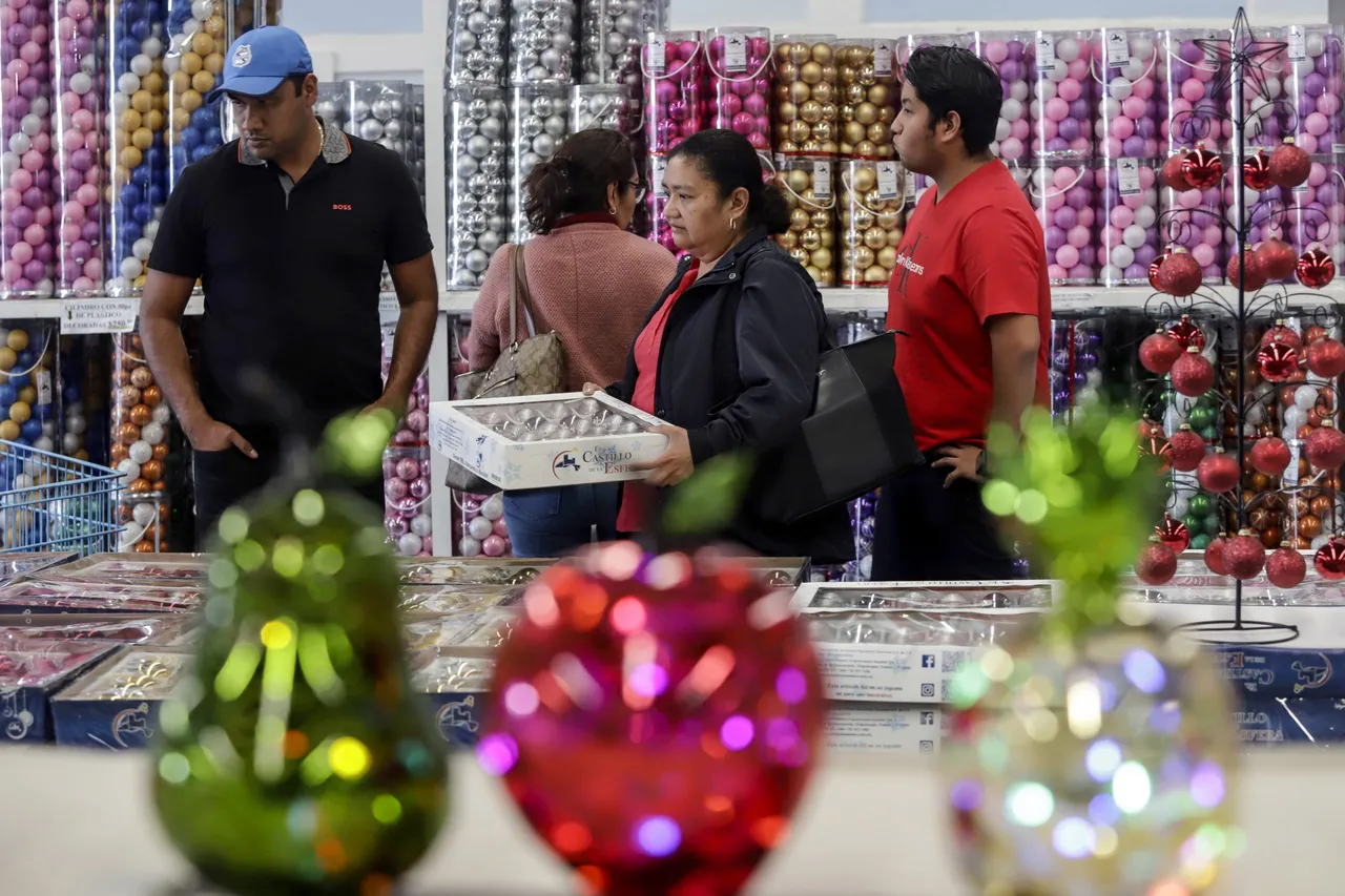 Las esferas artesanales elaboradas en centro de México dan brillo y elegancia a la navidad