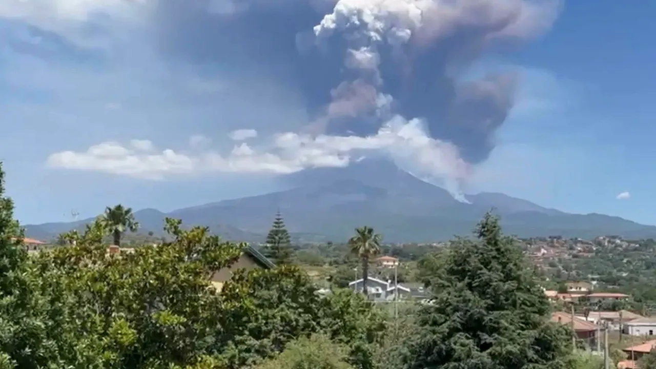 El volcán italiano Etna registra una potente erupción con coladas piroclásticas
