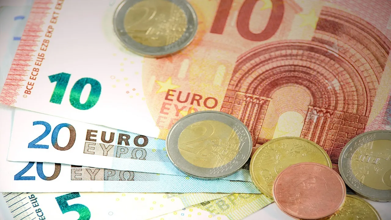 El euro cae frente al dólar tras datos positivos del empleo en Estados Unidos.