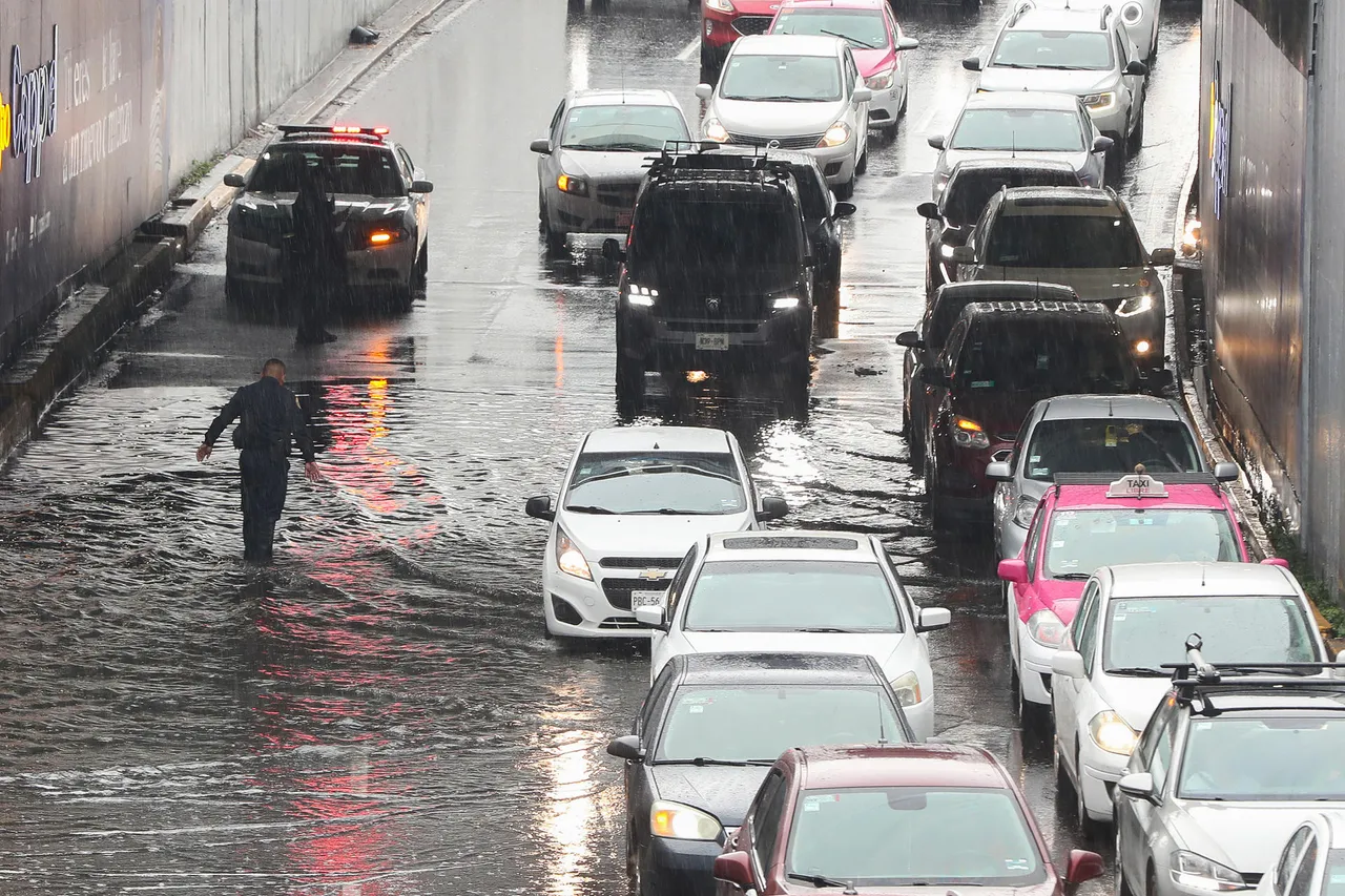 Fuertes lluvias causan inundaciones en Ciudad de México