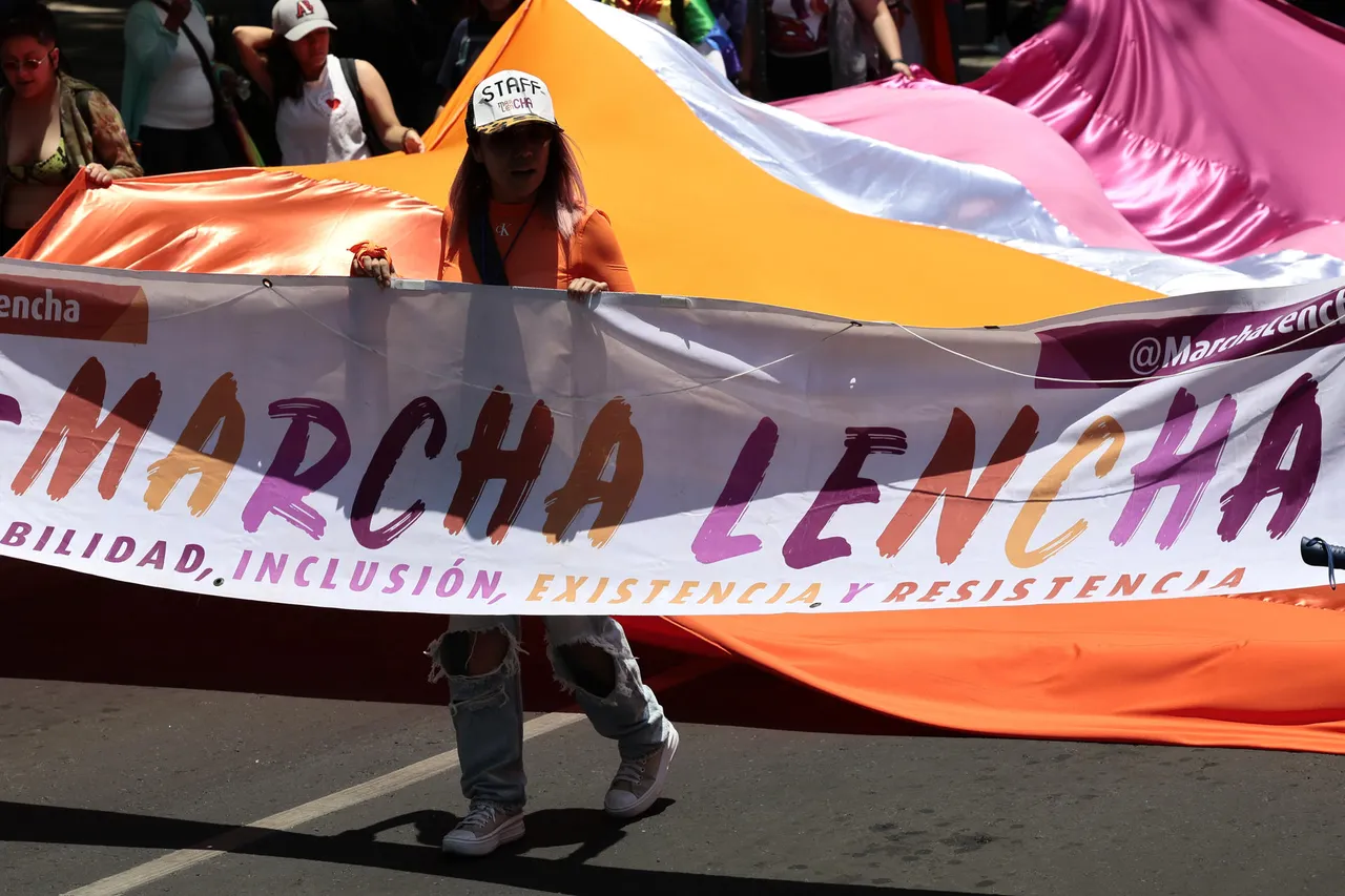&#8220;Marcha Lencha&#8221; celebra tercera edición en defensa de la diversidad en la capital mexicana