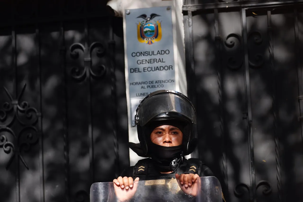 México vive con asombro y llamados a la prudencia insólito asalto a su embajada en Ecuador