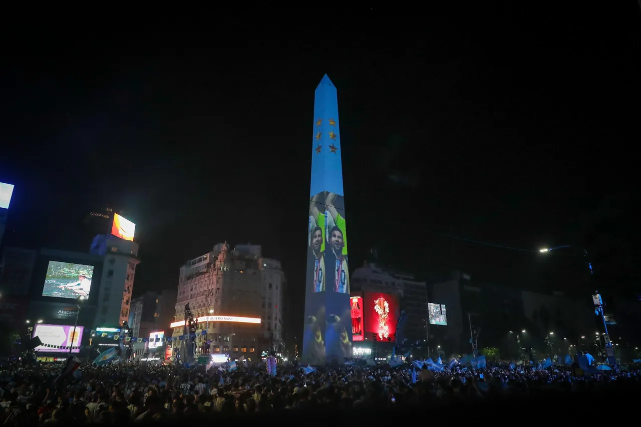 La celebración no para en el Obelisco de Buenos Aires