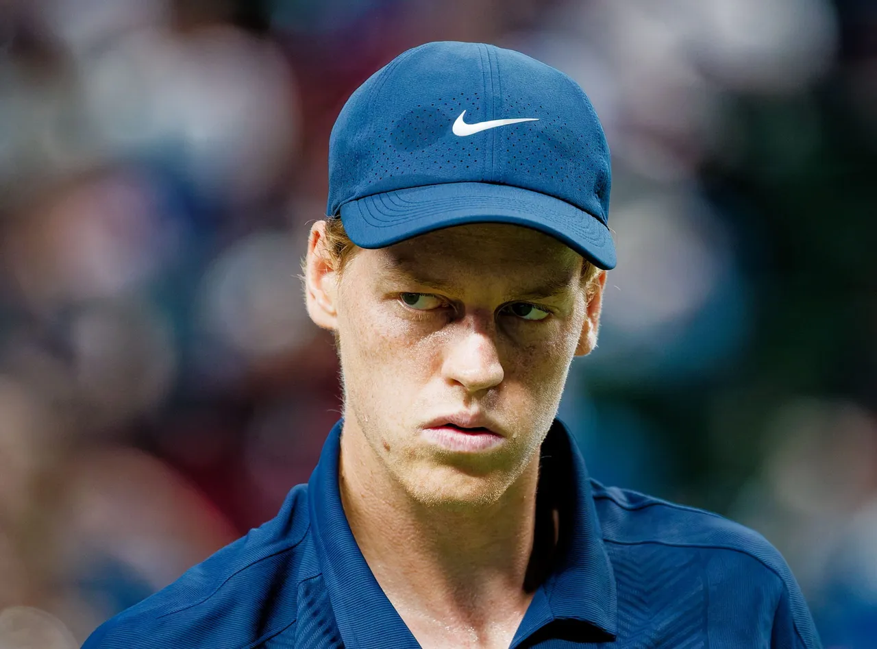 Jannik Sinner no disimuló la enorme distancia que hoy por hoy mantiene con el griego Stefanos Tsitsipas, al que arrolló en la puesta