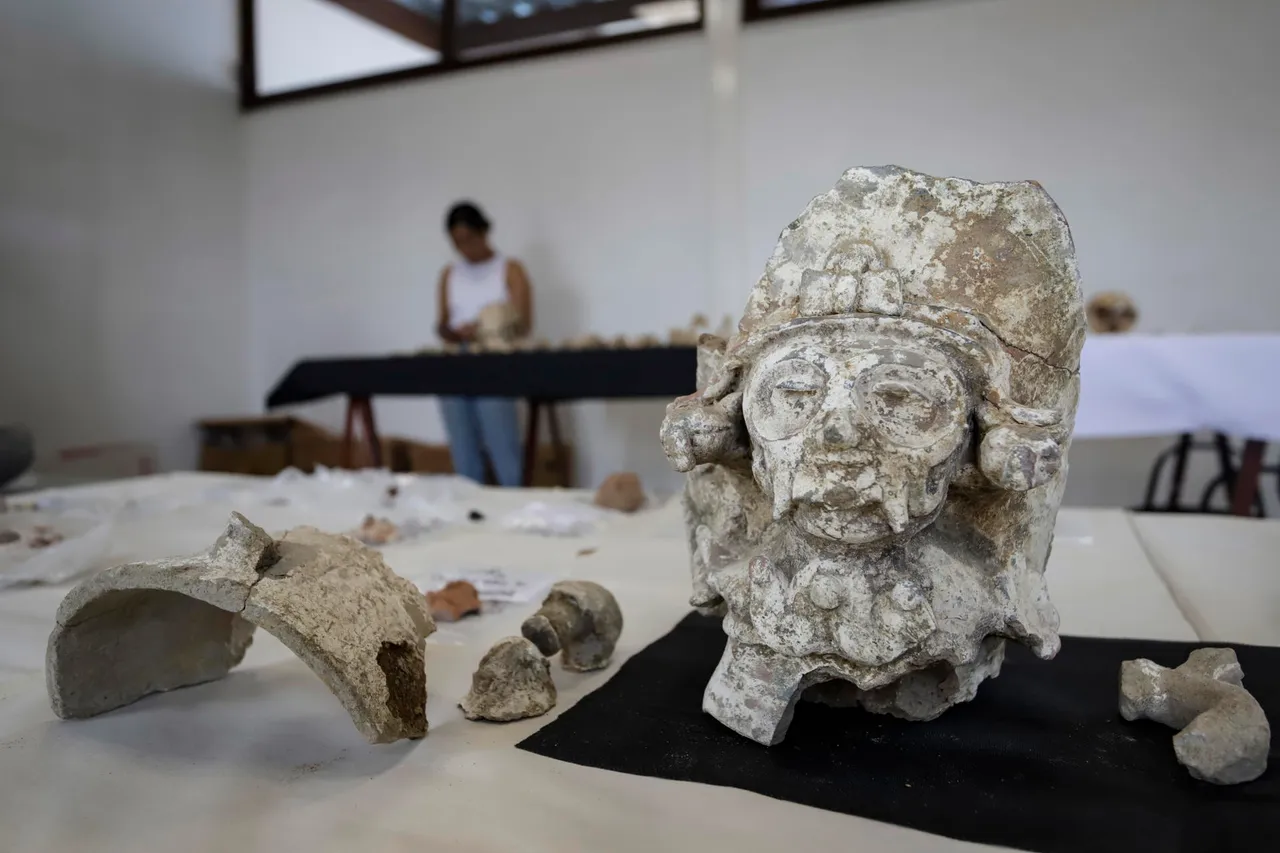 Descubren 11 entierros humanos, 1.000 piezas y un petrograbado en el centro de México