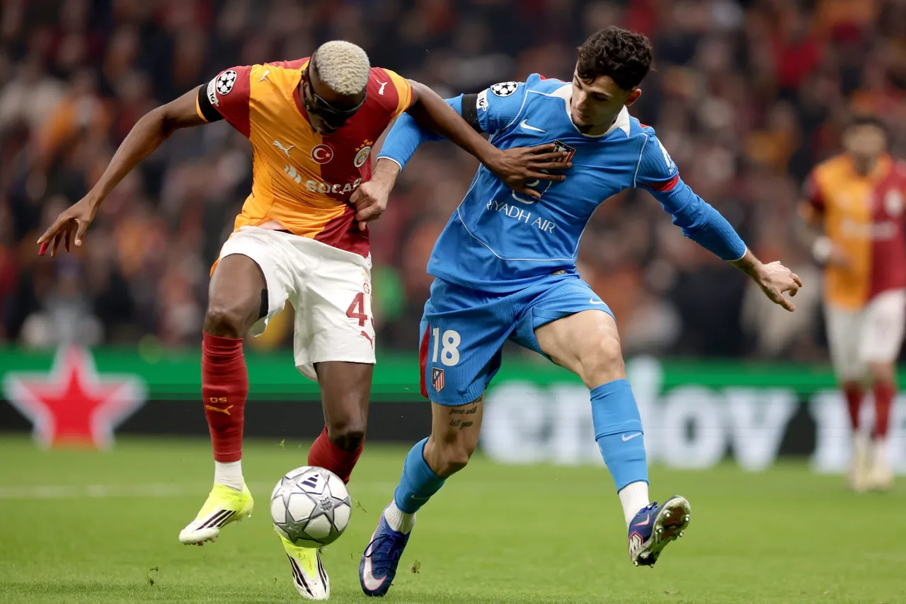 Victor Osimhen (i), del Galatasaray, en acción frente a Marc Pubill (d), del Atlético durante el partidó de Liga de Campeones