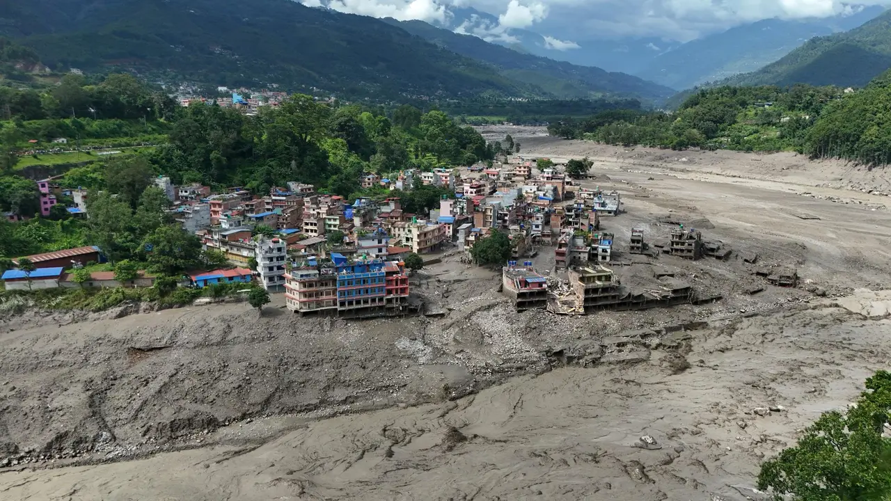 Riada repentina golpea localidades de Nepal cerca de la frontera con el Tíbet y deja decenas de muertos y desaparecidos. EFE 