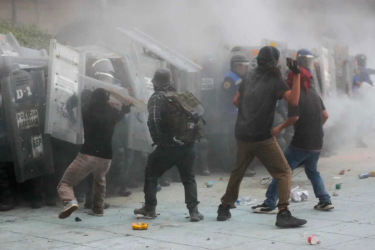 Policías de CDMX heridos en marcha del 2 de octubre recibirán bono compensatorio