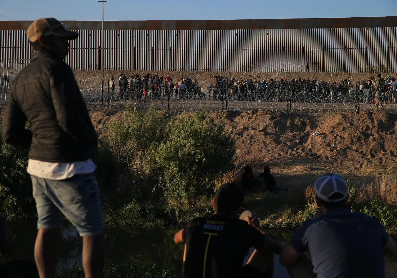 Migrantes en Ciudad Juárez esperan que sin Título 42 aumenten las citas para asilo