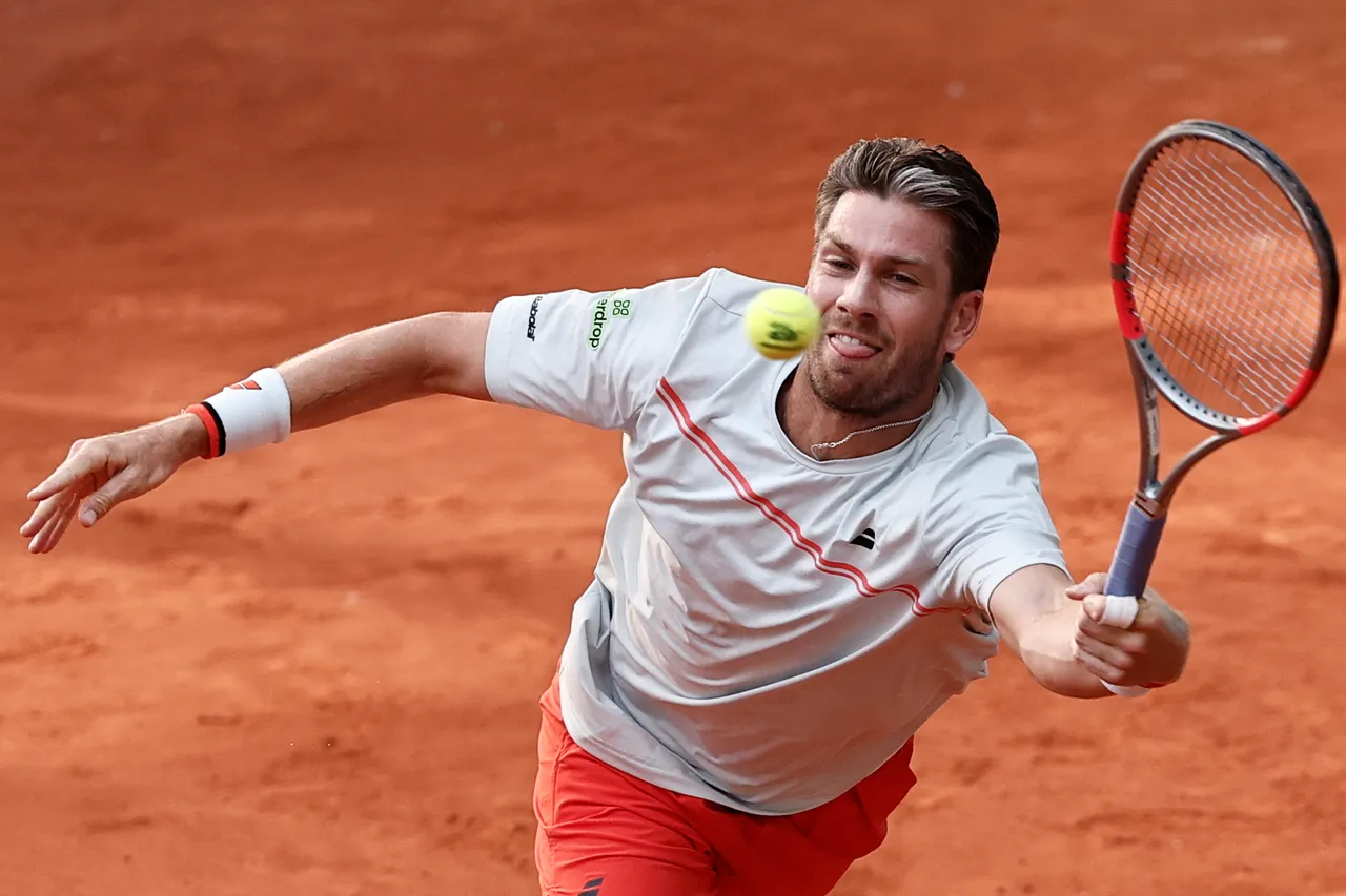 El británico Cameron Norrie acabó con las expectativas del argentino Thiago Agustín Tirante, al que se impuso por 7-5 y 7-6(5), y se situó en los octavos de final del